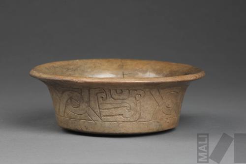 Tazón con representación de cabezas estilizadas de felinos