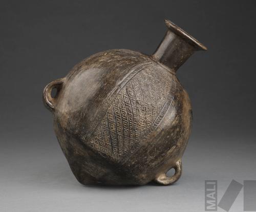 Aríbalo con diseños geométricos y de aves