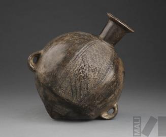 Aríbalo con diseños geométricos y de aves