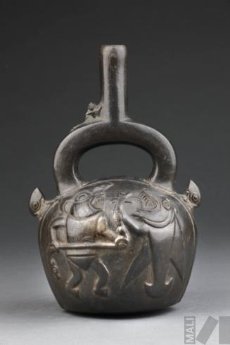 Botella con representación de combate mítico