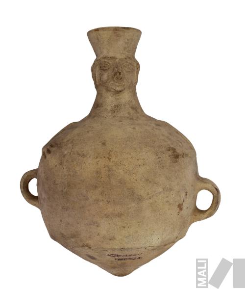 Aríbalo con representación de cabeza antropomorfa