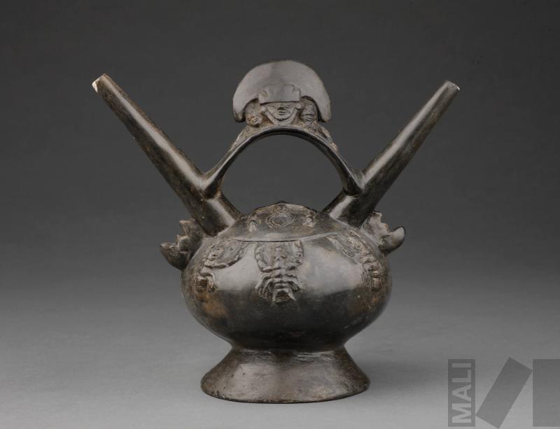 Botella con representación de personaje portando tocado de media luna