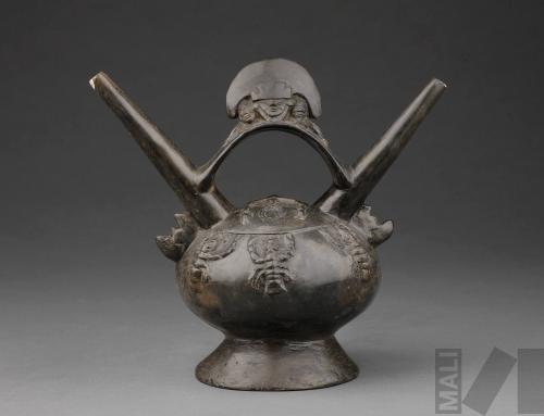 Botella con representación de personaje portando tocado de media luna