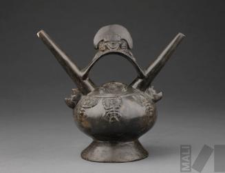 Botella con representación de personaje portando tocado de media luna