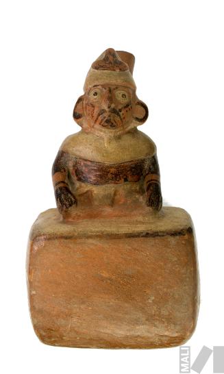 Botella escultórica de personaje sentado.