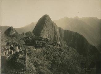 Vista general de las ruinas incas de Machu Picchu. Vista complementaria a la del lado opuesto