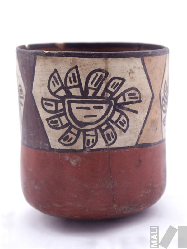 Vaso con representación de cabeza rodeada de frutos