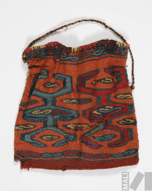 Chuspa con asa trenzada y diseños geométricos