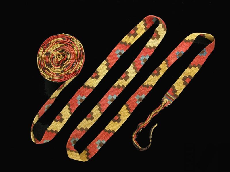 Cinta con diseños de semi cruces escalonadas