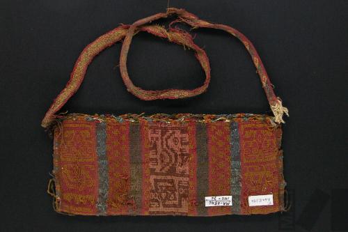 Chuspa polícroma de forma rectangular con diseños zoomorfos y geométricos