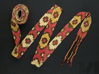 Cinta con motivos de cruces escalonadas