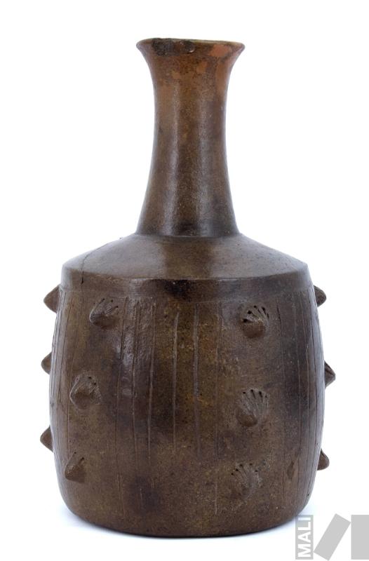 Botella con protuberancias y diseños lineales