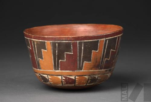 Tazón con diseños escalonados y huellas de pie