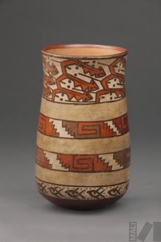 Vaso con representación de serpientes aserradas, peces y triángulos escalonados con volutas