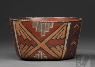Cuenco con diseños geométricos y bandas de chevrones