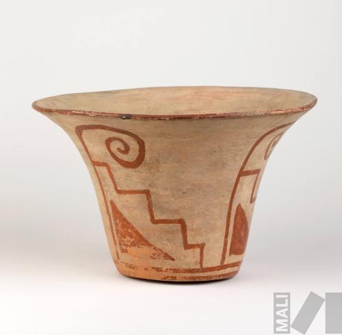 Vasija pictórica con diseño de motivo escalonado, triángulo y voluta