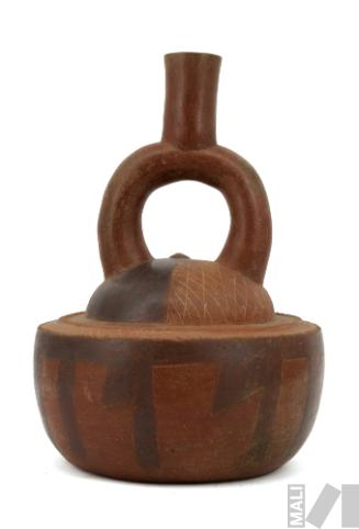 Botella escultórica con diseños geométricos