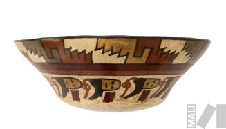 Cuenco con diseños escalonados y representación de cabezas trofeo