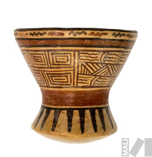 Vaso con motivos geométricos pintados
