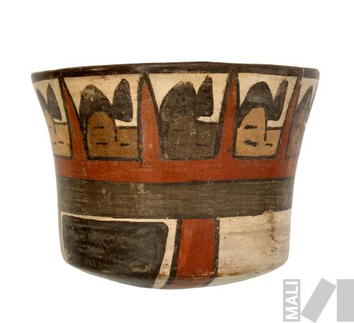 Vaso con representación de cabezas trofeo