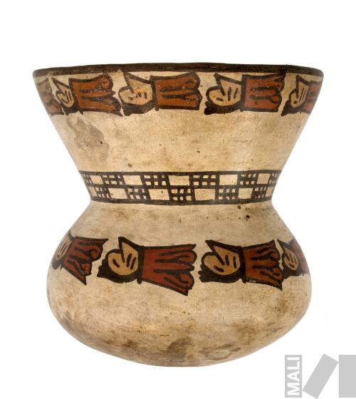 Vaso con representación de cabezas humanas estilizadas