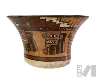 Taza con representación de cabezas trofeo