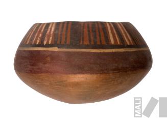Olla con diseños pictóricos lineales