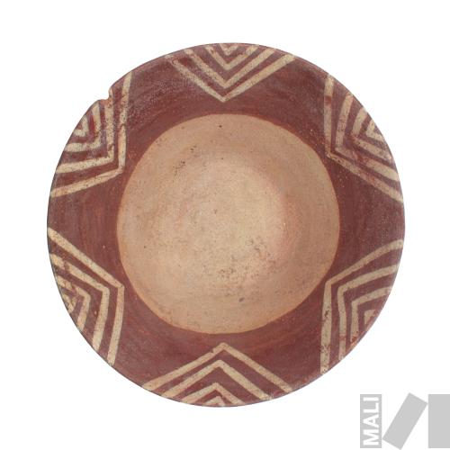 Plato con decoración geométrica